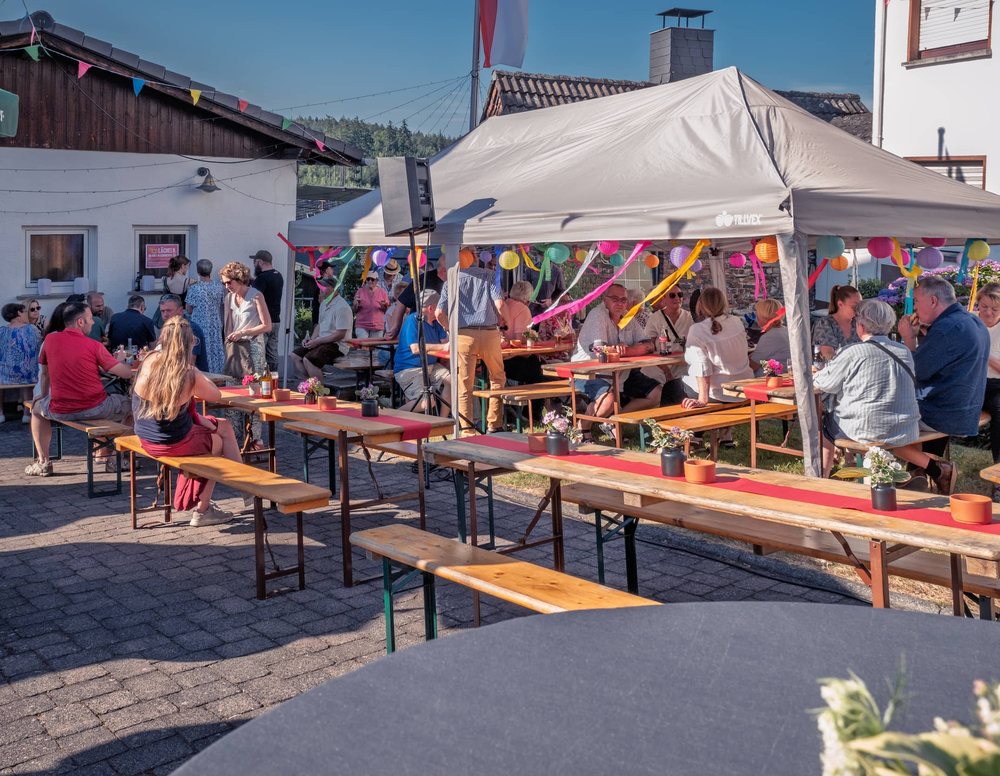 Biertische in der Dorfstraße